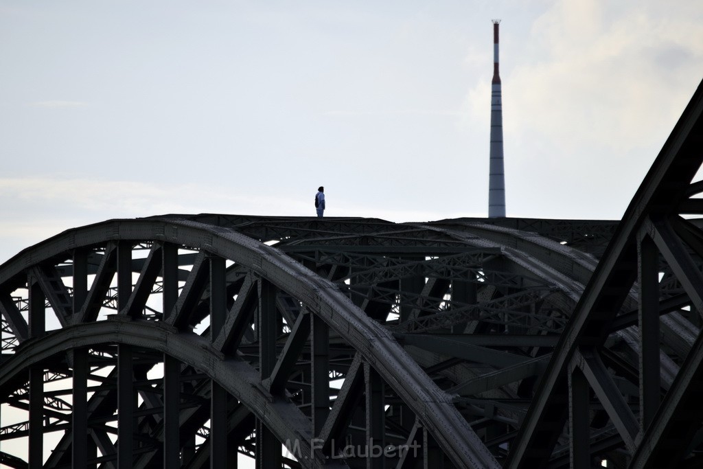 PSpringt kein Suizid Brueckenspringer Koeln Hohenzollernbruecke P051.JPG - Miklos Laubert